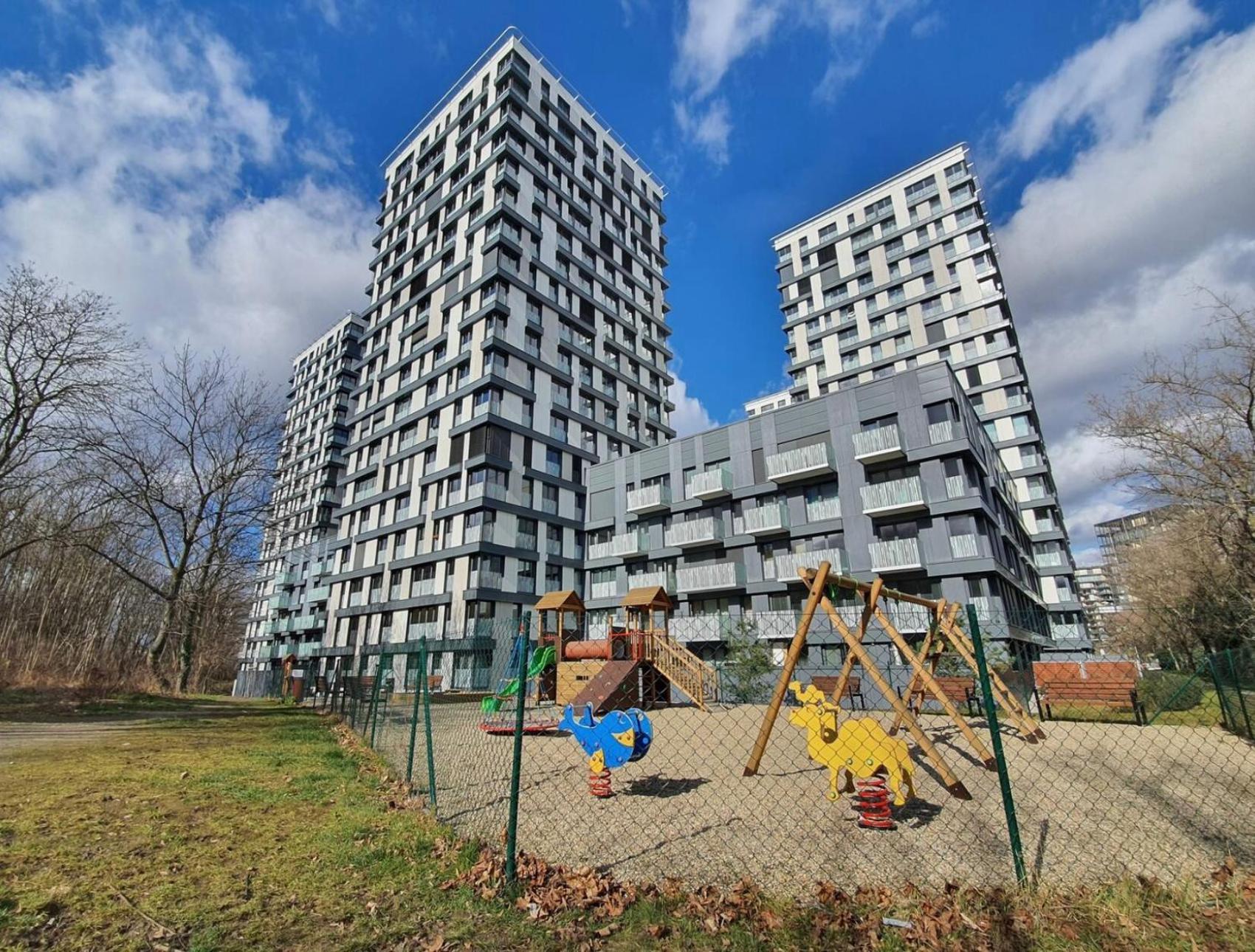 Garden Towers - Free Underground Parking Apartment *