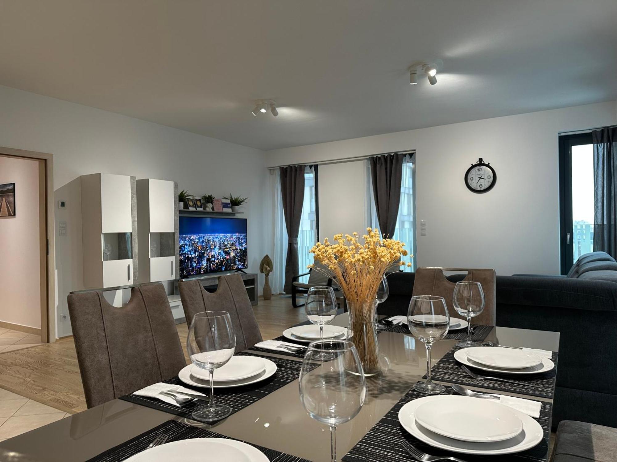 Garden Towers - Free Underground Parking Apartment *